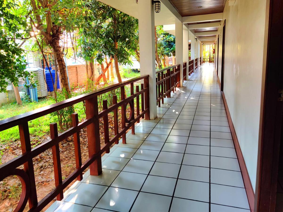 Thong Paeka Hotel Prasat Exteriör bild