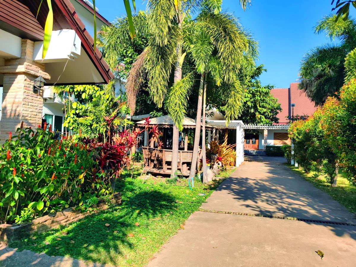 Thong Paeka Hotel Prasat Exteriör bild