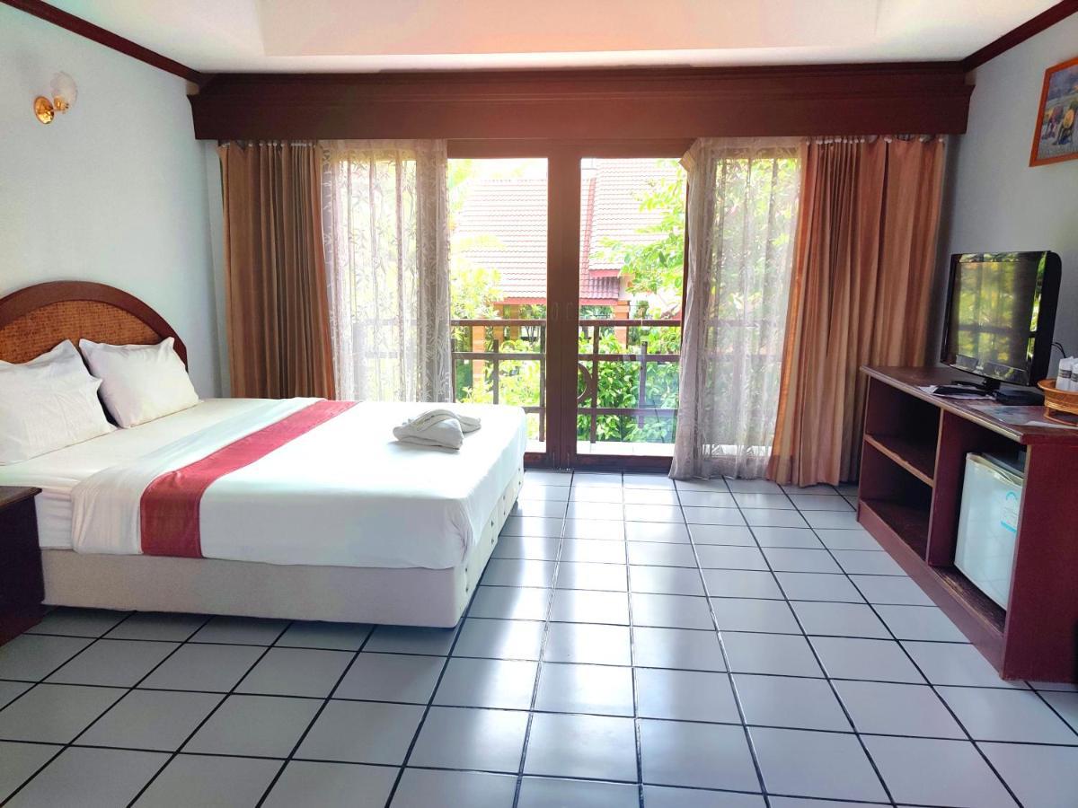 Thong Paeka Hotel Prasat Exteriör bild