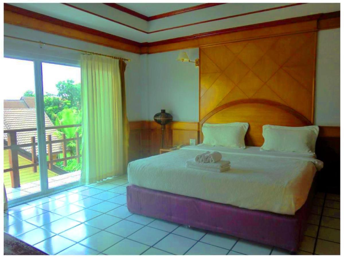 Thong Paeka Hotel Prasat Exteriör bild