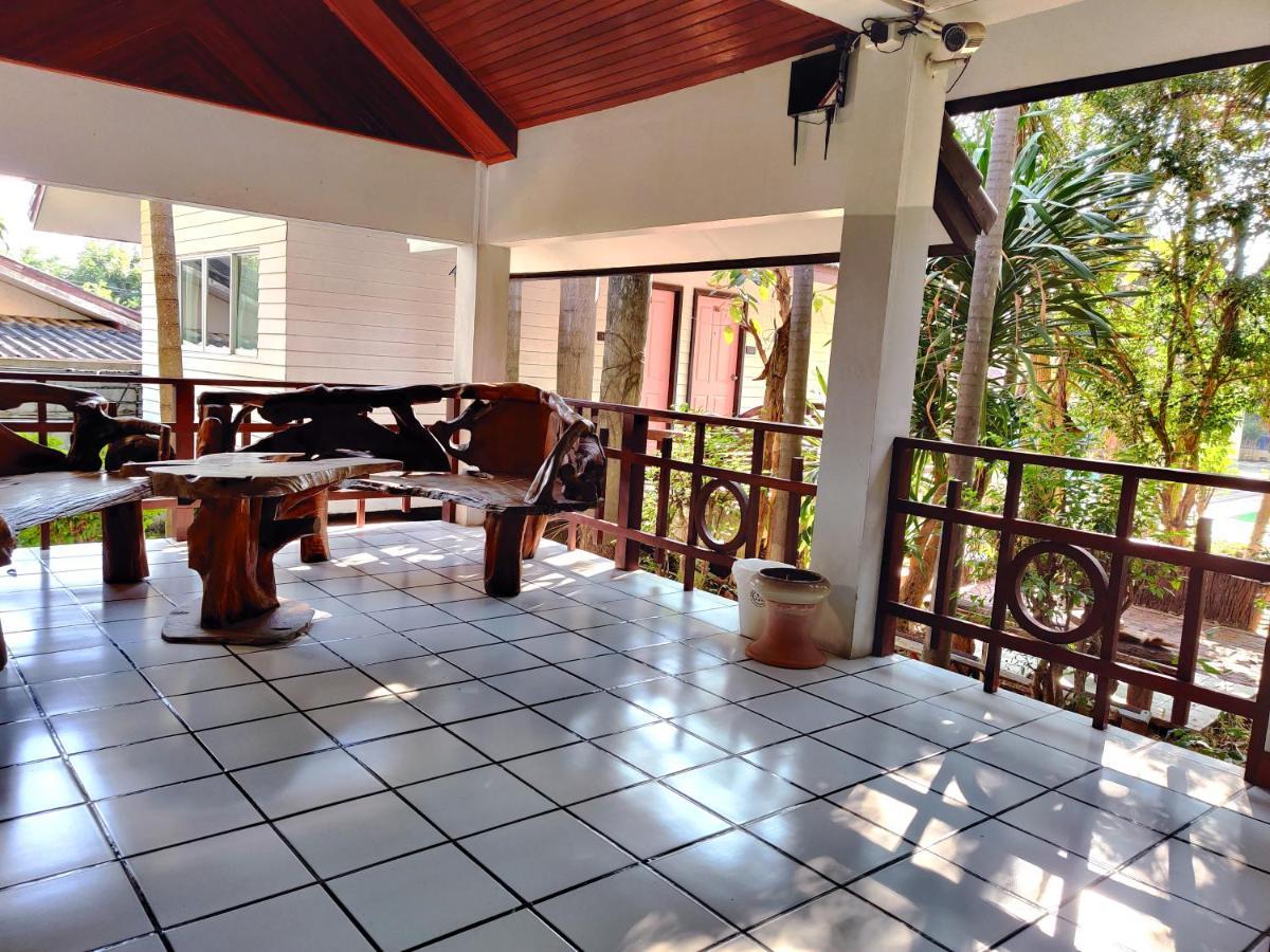 Thong Paeka Hotel Prasat Exteriör bild