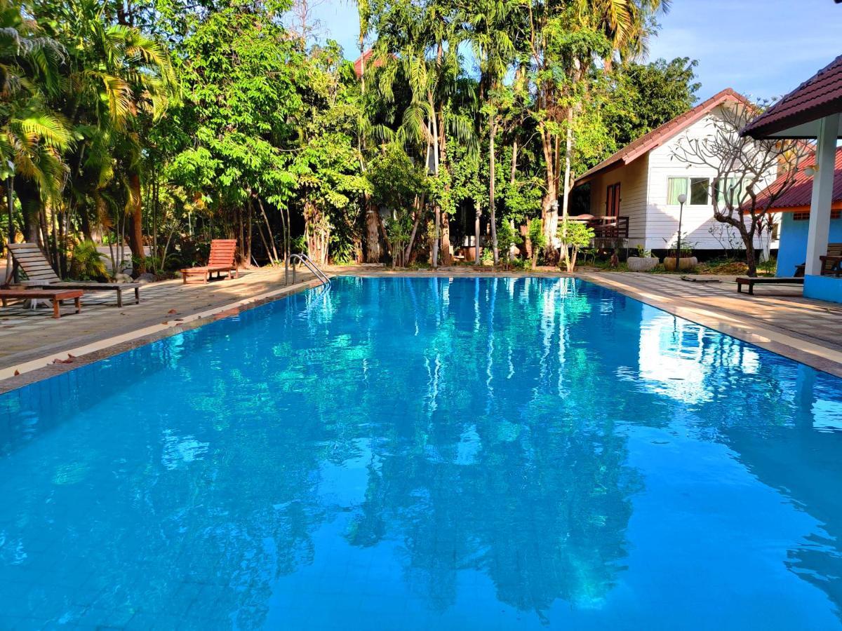Thong Paeka Hotel Prasat Exteriör bild