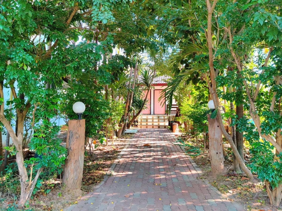 Thong Paeka Hotel Prasat Exteriör bild