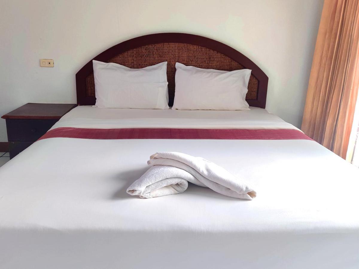 Thong Paeka Hotel Prasat Exteriör bild