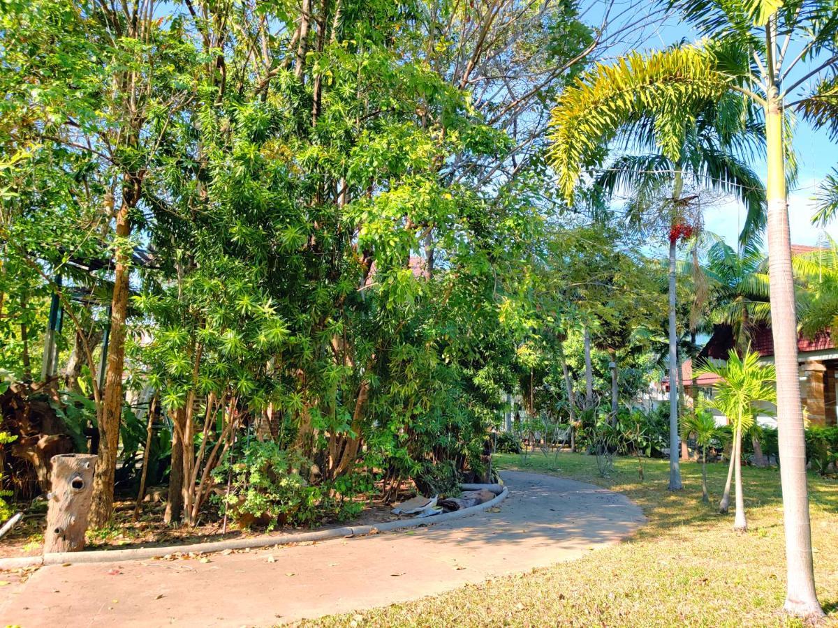 Thong Paeka Hotel Prasat Exteriör bild