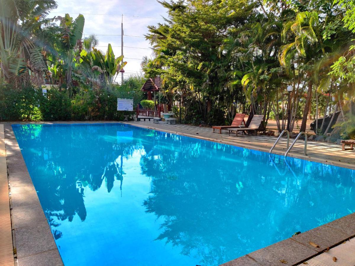 Thong Paeka Hotel Prasat Exteriör bild