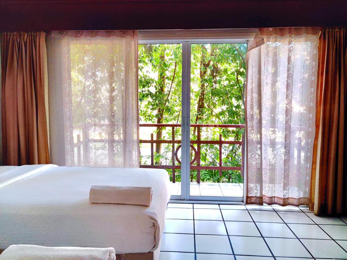 Thong Paeka Hotel Prasat Exteriör bild