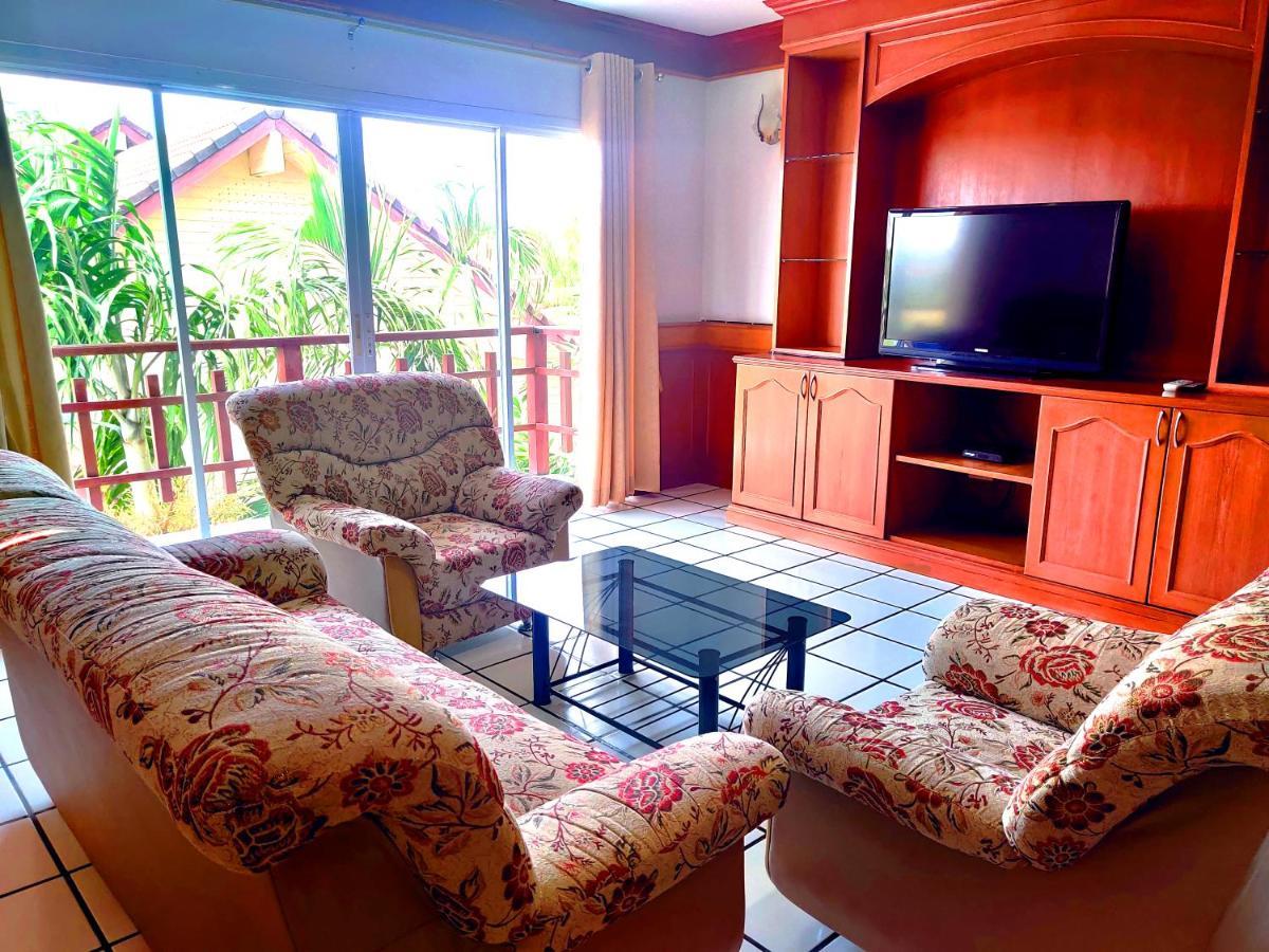 Thong Paeka Hotel Prasat Exteriör bild