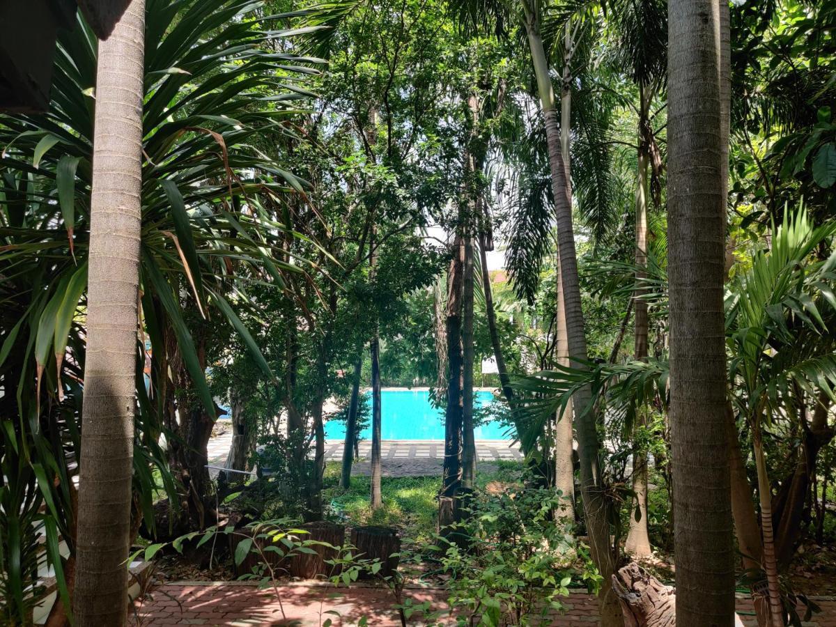 Thong Paeka Hotel Prasat Exteriör bild