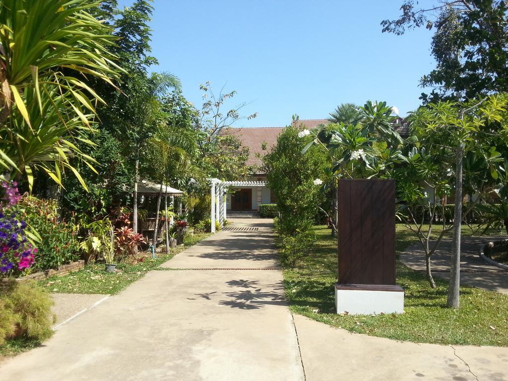 Thong Paeka Hotel Prasat Exteriör bild
