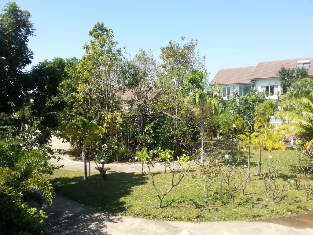 Thong Paeka Hotel Prasat Exteriör bild