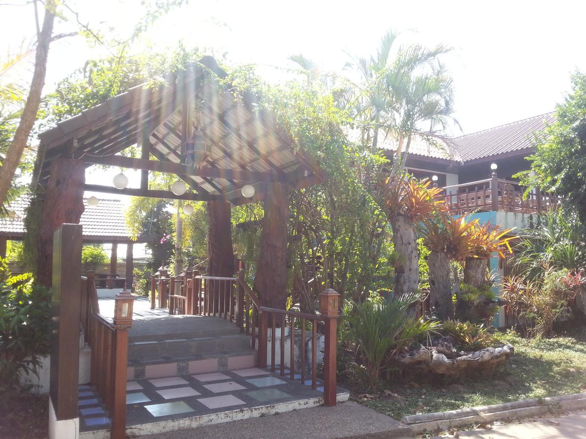 Thong Paeka Hotel Prasat Exteriör bild