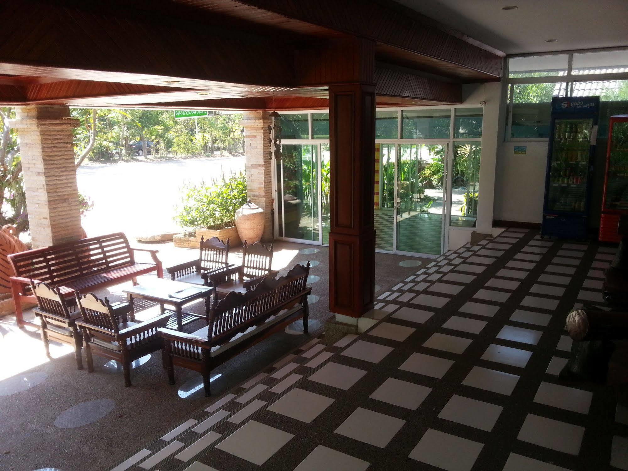 Thong Paeka Hotel Prasat Exteriör bild
