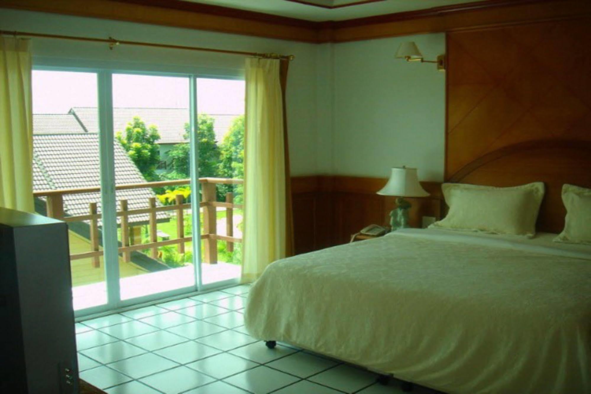 Thong Paeka Hotel Prasat Exteriör bild