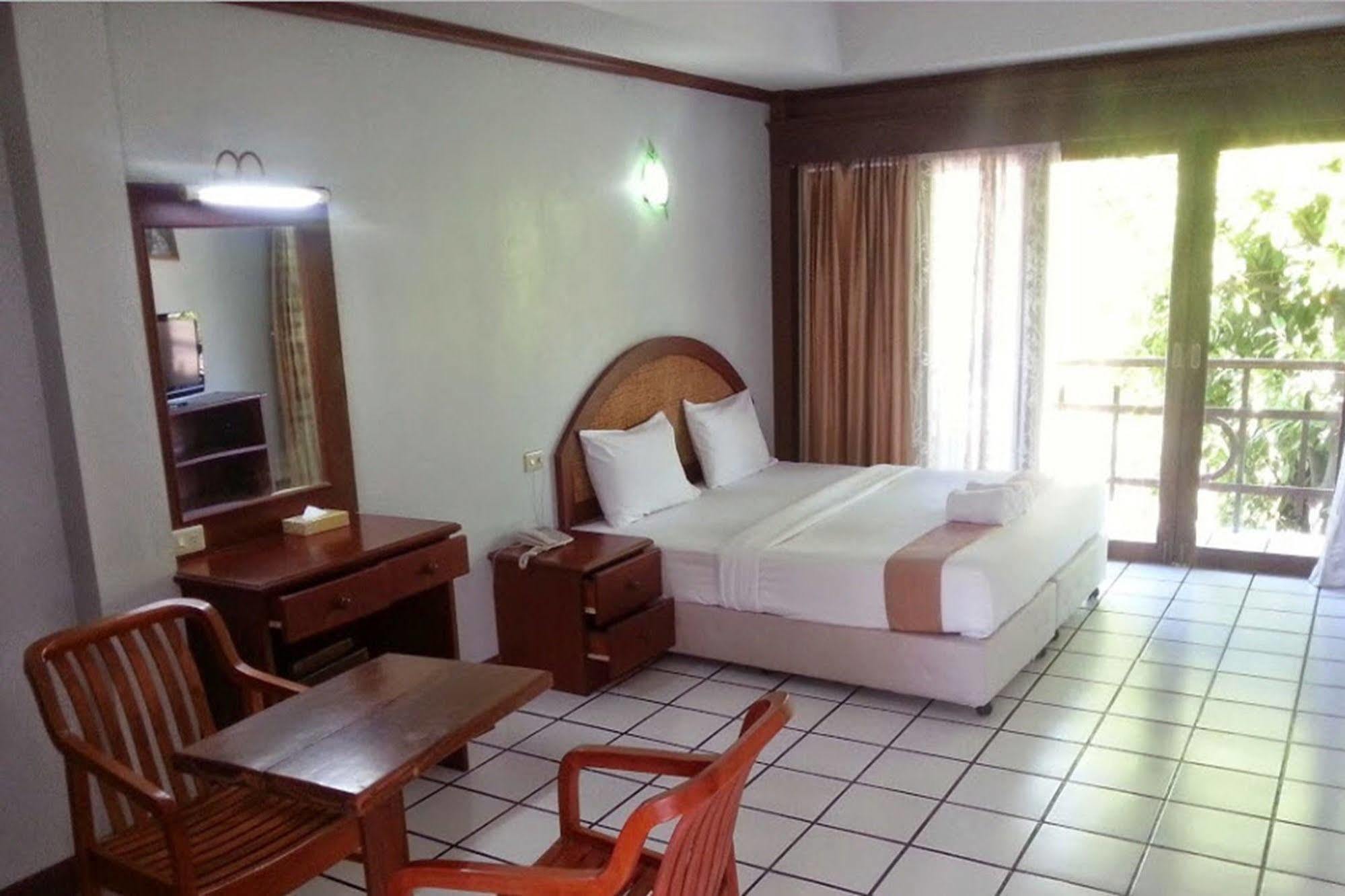 Thong Paeka Hotel Prasat Exteriör bild